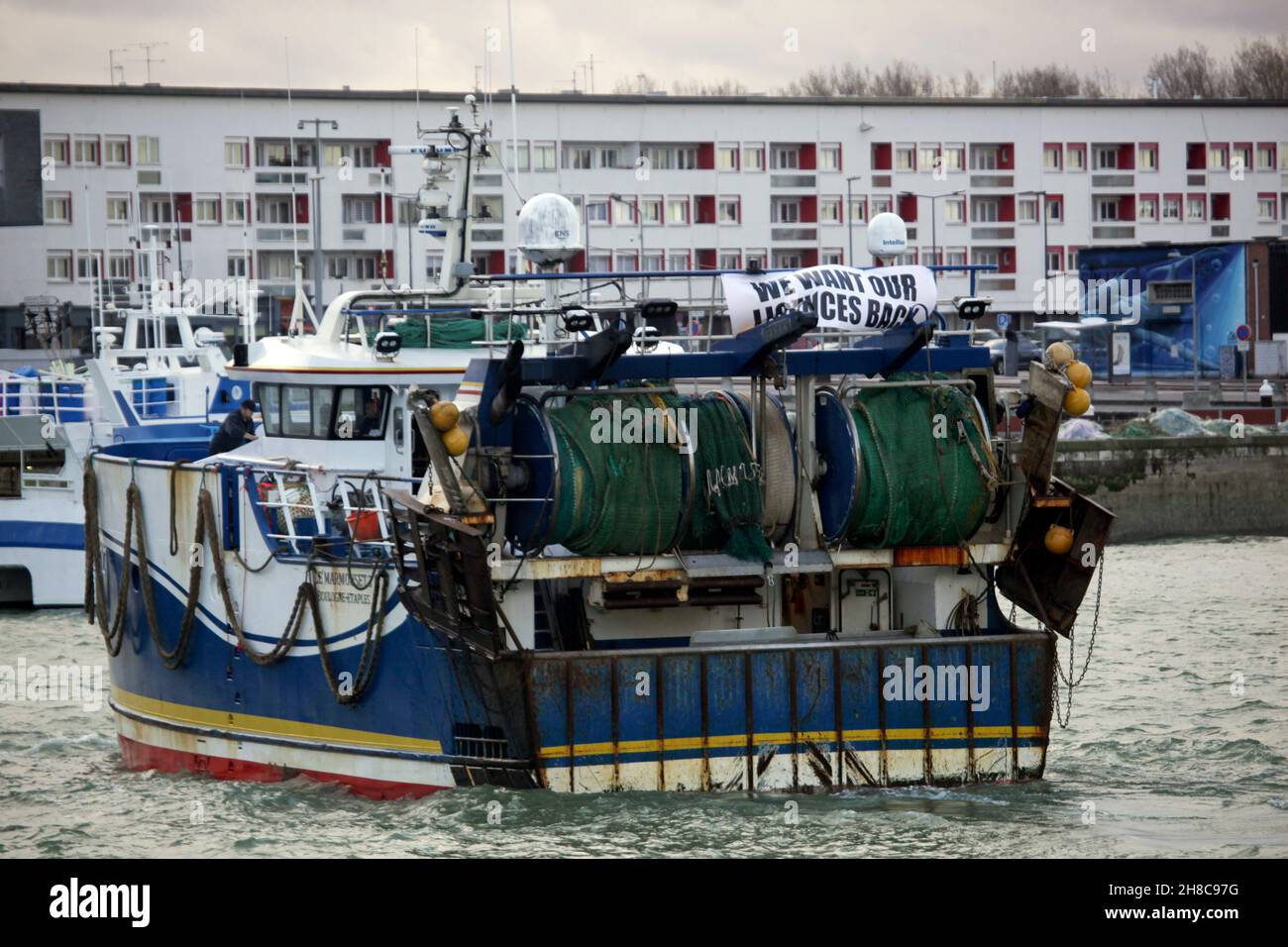 26 novembre 2021. Calais, Francia settentrionale. "Vogliamo che le nostre licenze vengano restituiti". I pescatori francesi ritornano dal blocco temporaneo del porto di Calais, angere Foto Stock