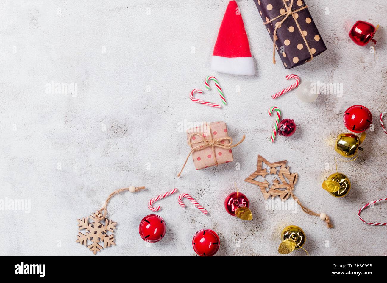 Regalo di Natale moderno avvolto in carta kraft. Eco-friendly imballo. Natale zero rifiuti, concetto ecologico di eco-friendly. vintage retrò still Foto Stock