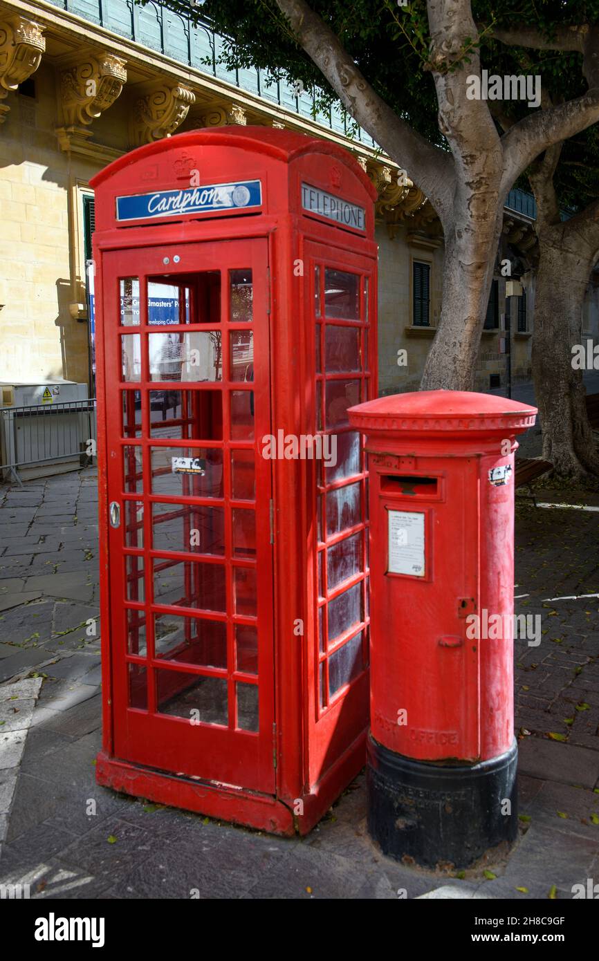 roter englischer Briefkasten, daneben rote englische Telefonzelle, Valletta, Malta, Europa Foto Stock