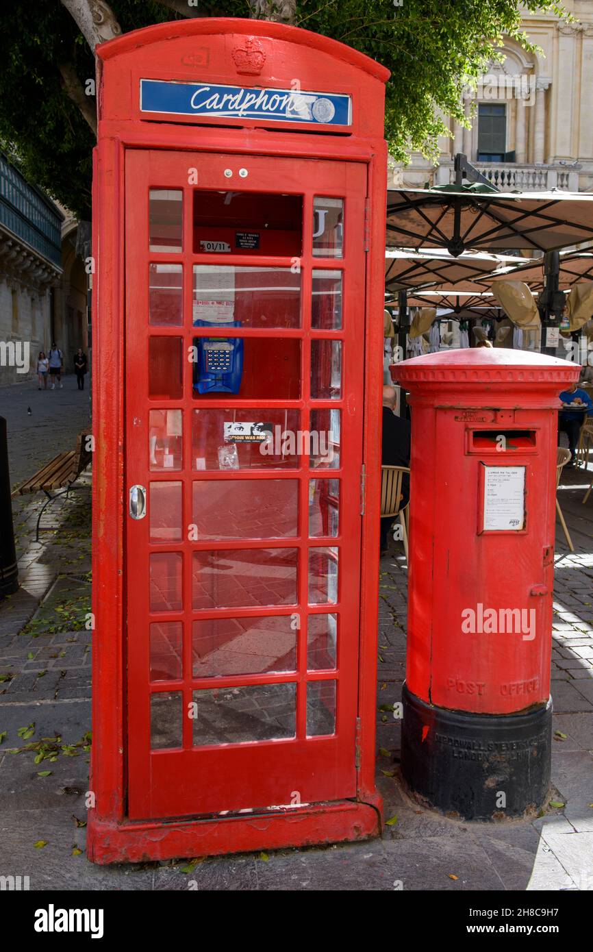 roter englischer Briefkasten, daneben rote englische Telefonzelle, Valletta, Malta, Europa Foto Stock