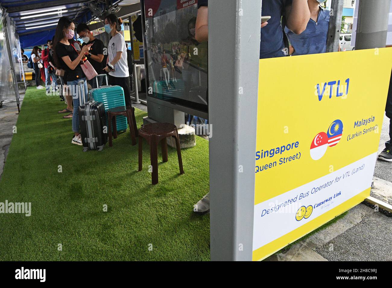 Singapore, Malesia. 29 novembre 2021. La gente aspetta di salire a bordo dell'autobus diretto a Johor, Malesia, attraverso la Land Vaccinated Travel Lane (VTL) al terminal degli autobus di Singapore Queen Street il 29 novembre 2021. La terra VTL tra Singapore e Malesia è iniziata lunedì. Credit: Allora Chih Wey/Xinhua/Alamy Live News Foto Stock