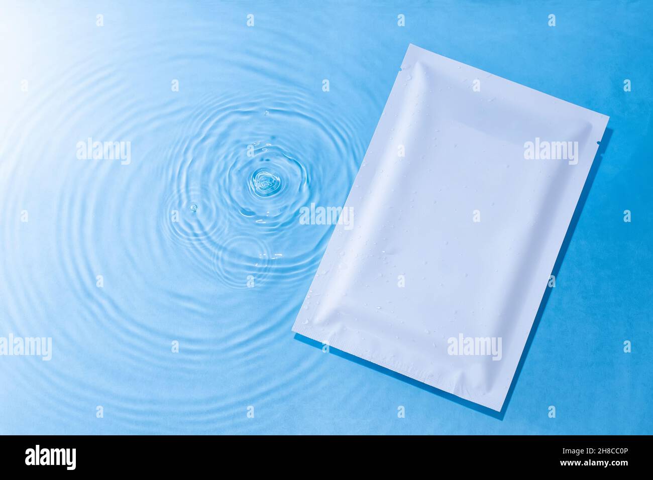Confezione cosmetica rettangolare bianca con spazio per il testo Foto Stock