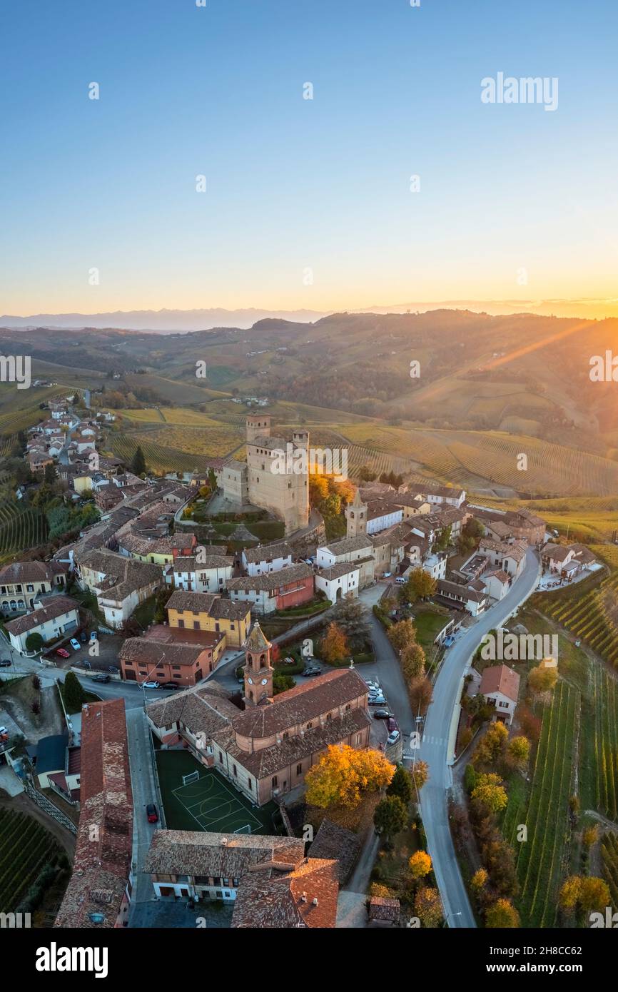 Veduta aerea della città medievale di Serralunga d'Alba e del suo castello in autunno. Serralunga d'Alba, Langhe, Piemonte, Italia, Europa. Foto Stock