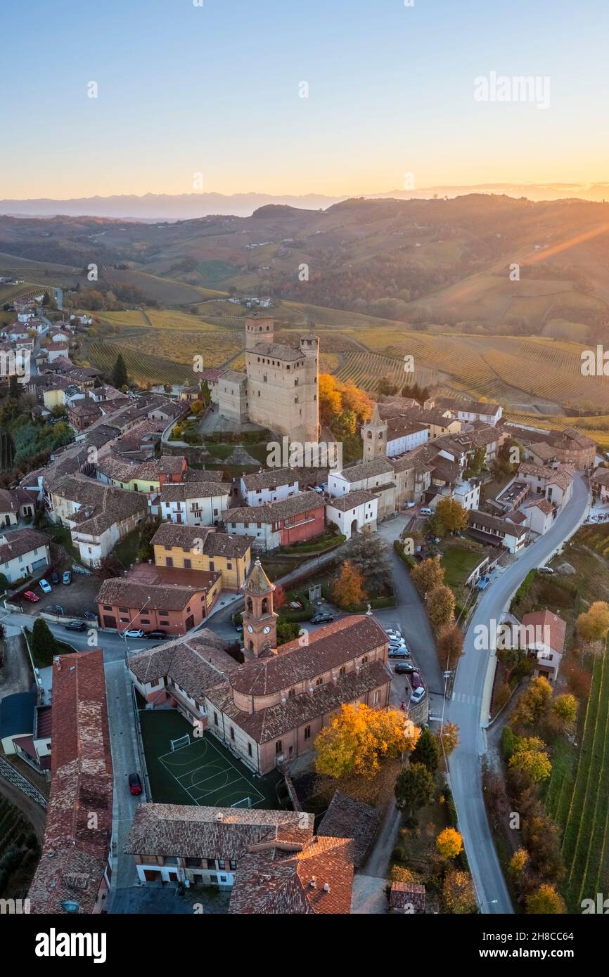 Veduta aerea della città medievale di Serralunga d'Alba e del suo castello in autunno. Serralunga d'Alba, Langhe, Piemonte, Italia, Europa. Foto Stock