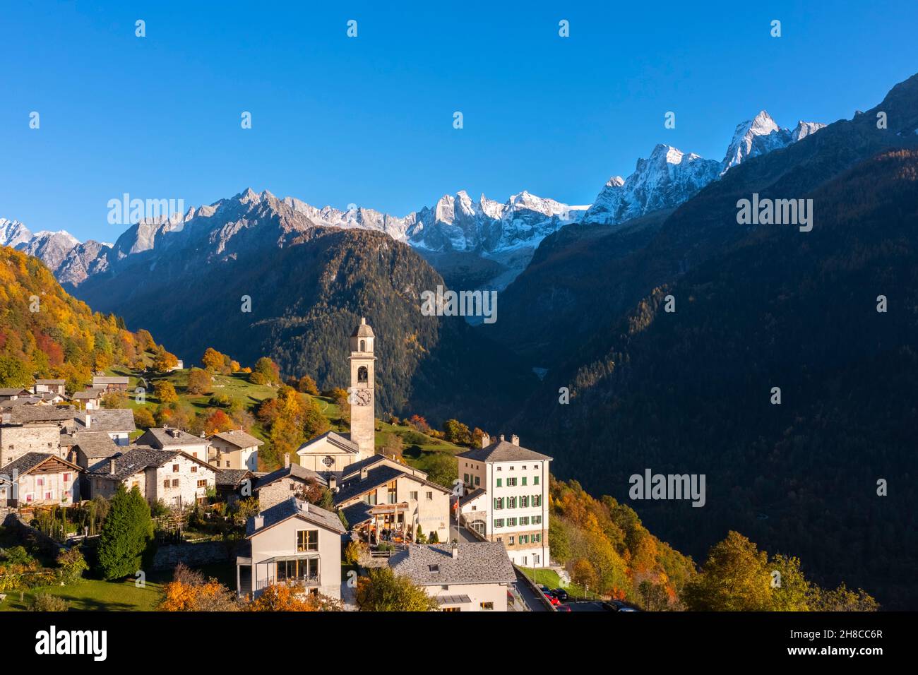 Veduta aerea del piccolo borgo di Soglio al tramonto in autunno. Distretto di Maloja, Canton Graubunden, Valle di Bregaglia, Svizzera, Europa. Foto Stock