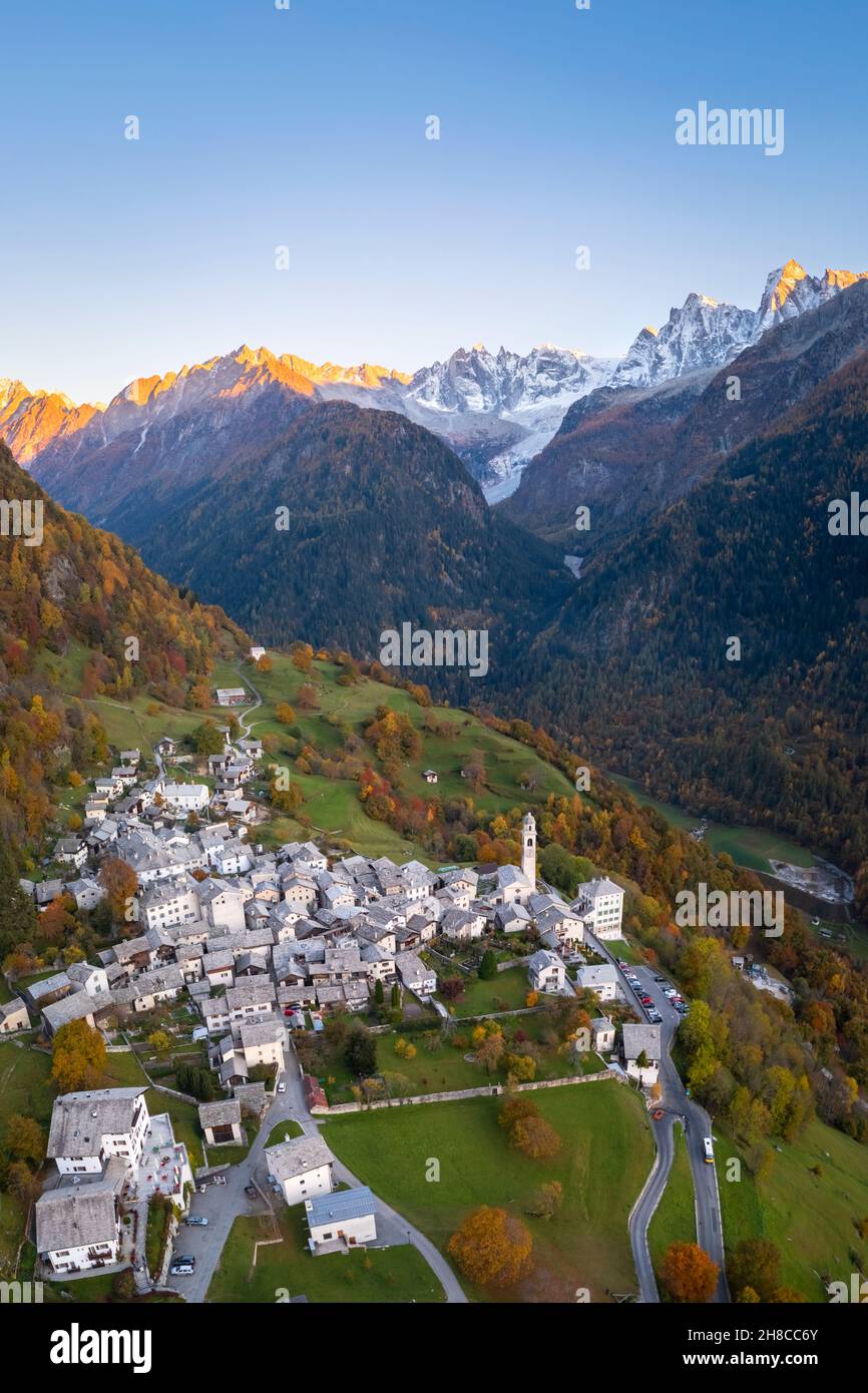 Veduta aerea del piccolo borgo di Soglio al tramonto in autunno. Distretto di Maloja, Canton Graubunden, Valle di Bregaglia, Svizzera, Europa. Foto Stock