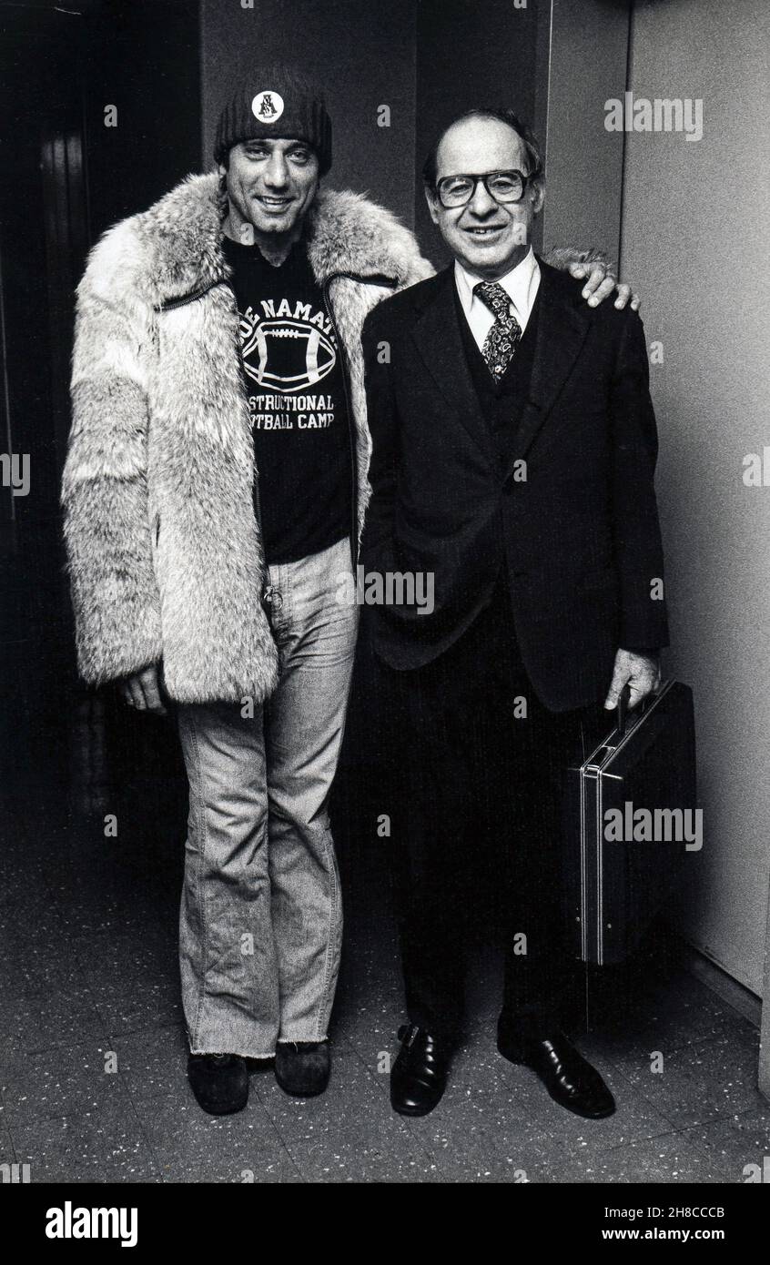 Joe Namath e il chirurgo ortopedico Dr. James Nicholas, che ha operato sulle ginocchia 4 volte. Al Lenox Hill Hospital di Manhattan. Foto Stock