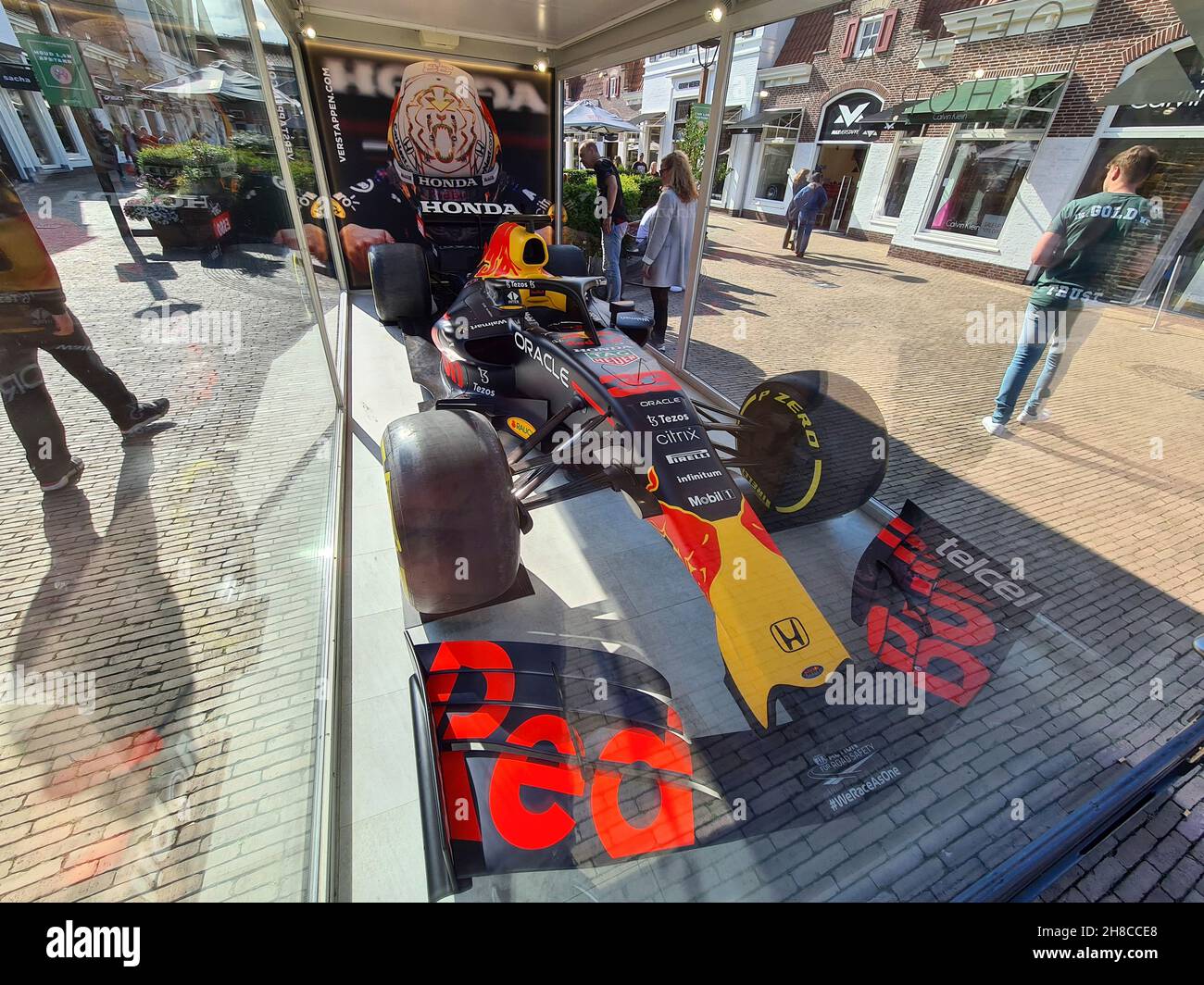 Auto Formula uno visualizzata in una scatola di vetro nella zona pedonale Foto Stock