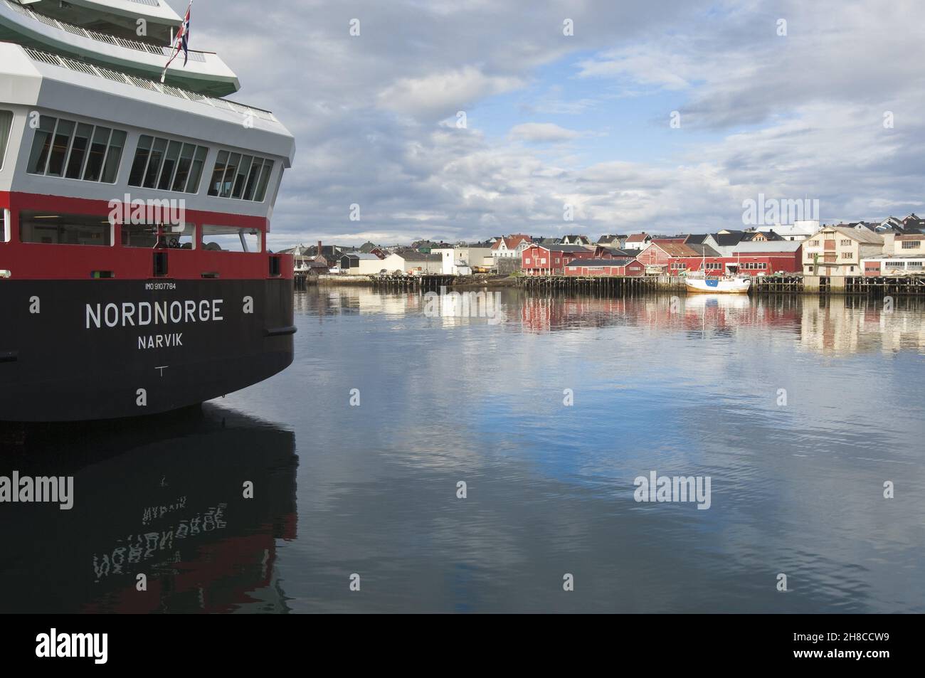 La nave Hurtigruten Nordnorge è ormeggiata a Vardo, Norvegia Foto Stock