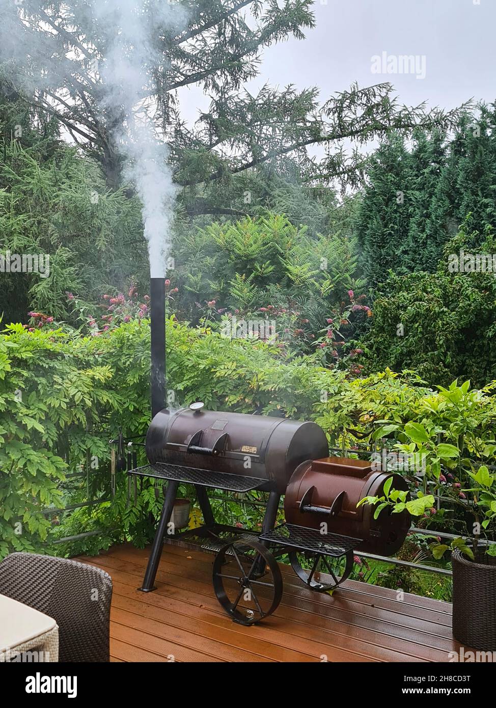 Fumatori barbecue su una terrazza, Germania Foto Stock