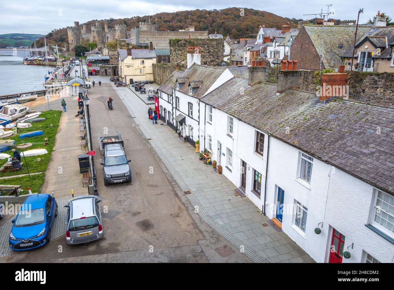 Veiw della città gallese di Conwy con il castello in rovina da mura fortificate che circondano la città. Foto Stock