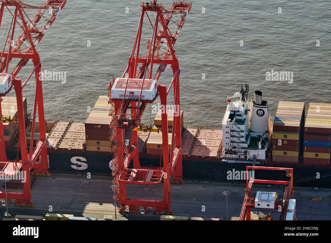 Vista dall'alto dei container durante la spedizione, River Mersey, Liverpool Docks, North West England, Regno Unito Foto Stock