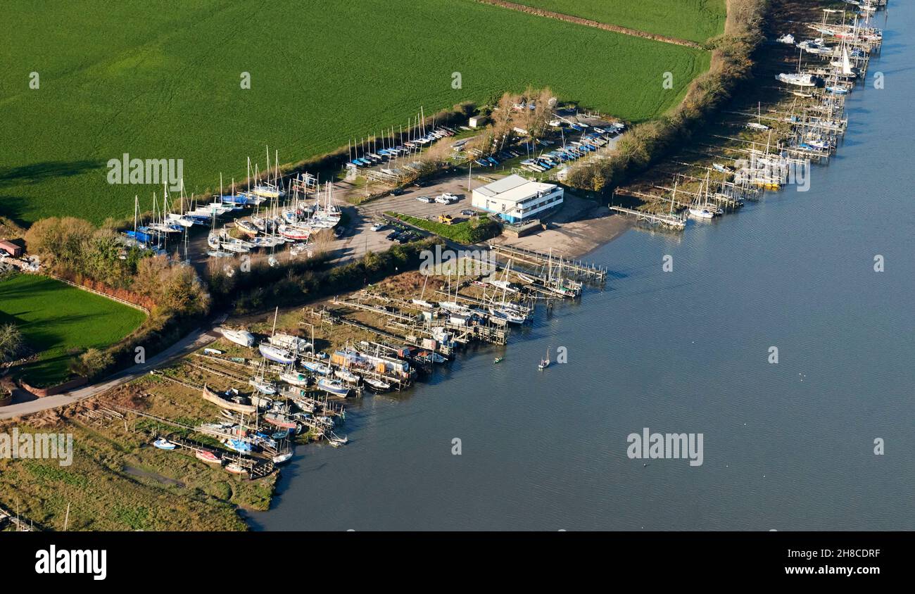 Boat club con barche ormeggiate sulla riva del fiume Wyre, Poulton le Fylde, Lancashire, Nord Ovest Inghilterra, Regno Unito Foto Stock