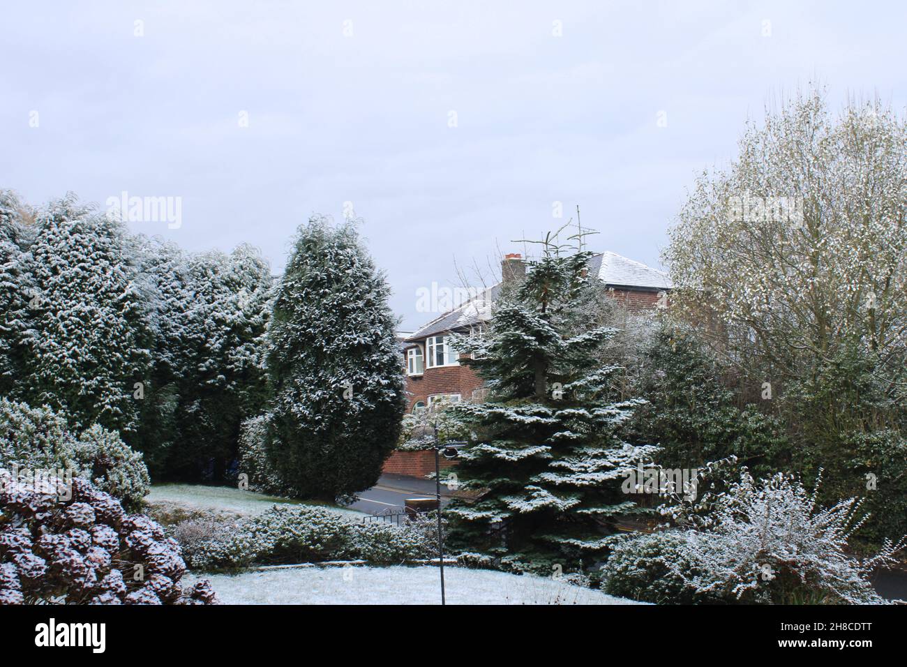 Vista panoramica della casa coperta di neve e gli alberi nel Regno Unito. Paesaggio invernale inglese. Foto Stock