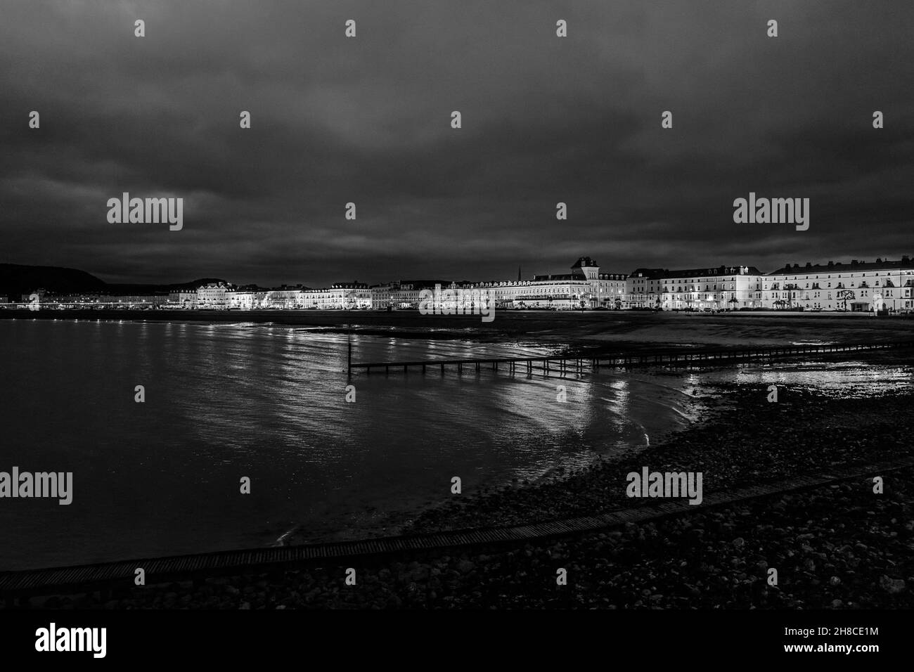 Immagine notturna degli hotel lungo il mare nella località balneare di Llandudno, Galles del Nord. Foto Stock