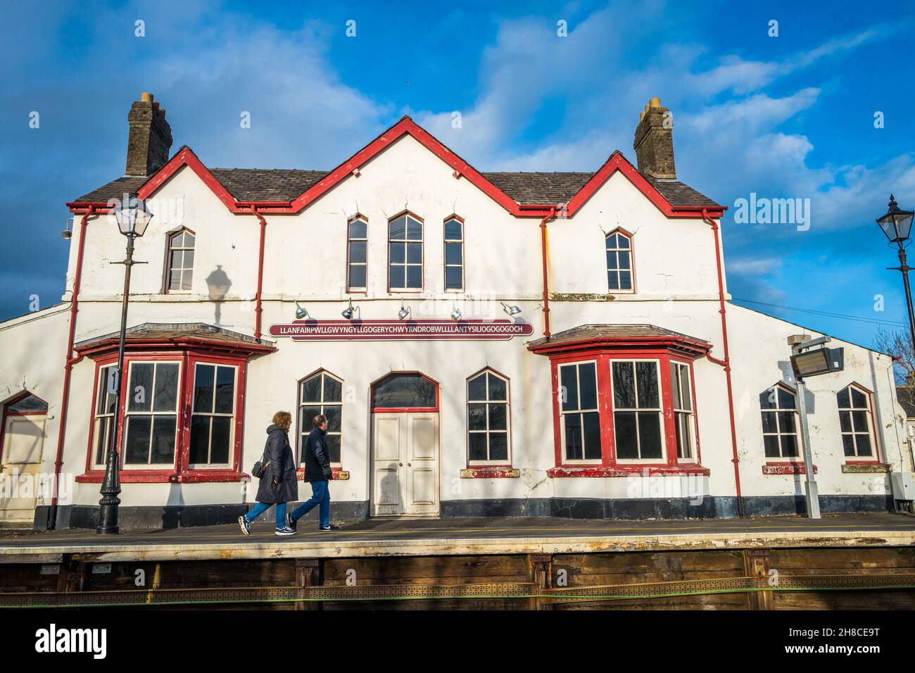 Llanfairpwll stazione ferroviaria. La stazione ferroviaria gallese con il nome più lungo, Llanfairpwlgwyngylgogerychwyrndrobwllllantysiliogogoch. Foto Stock