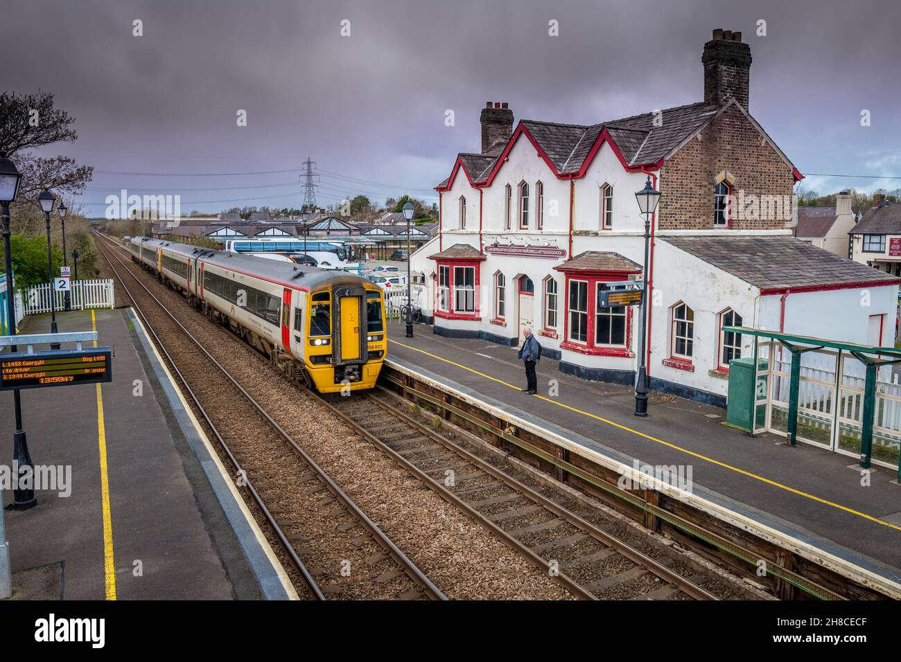 Llanfairpwll stazione ferroviaria. La stazione ferroviaria gallese con il nome più lungo, Llanfairpwlgwyngylgogerychwyrndrobwllllantysiliogogoch. Foto Stock