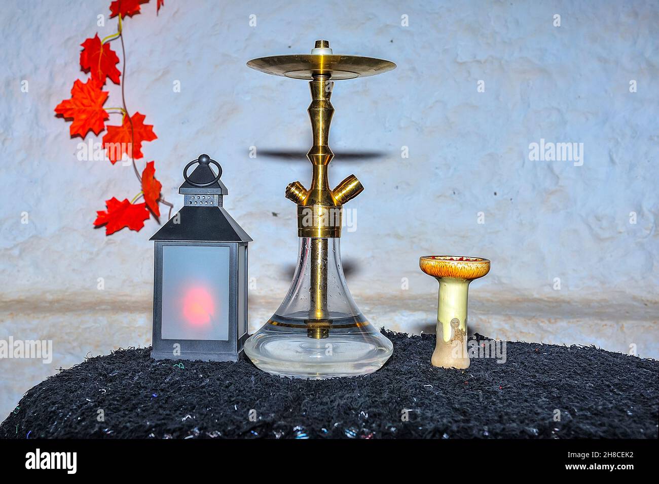 Pipa d'acqua o narghilè, preparata sulla tavola di un Pub. Foto Stock