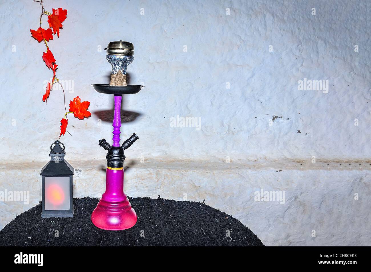 Pipa d'acqua o narghilè, preparata sulla tavola di un Pub. Foto Stock