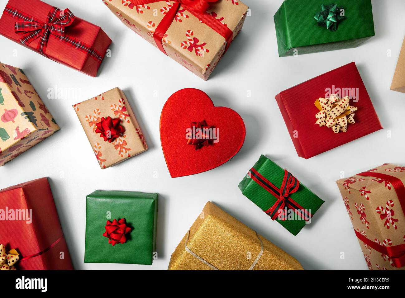 gruppo di confezioni regalo natalizie su sfondo bianco. vista dall'alto Foto Stock