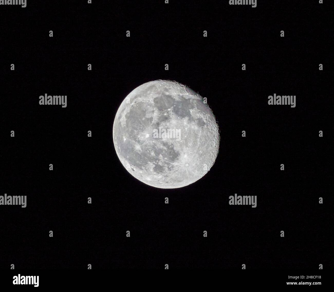 600mm colpo di luna gibbosa in declino 94.24% illuminato il 21/11/21 come visto da Park Terrace Lane Glasgow G3 6BQ alle 22:34 GMT Foto Stock