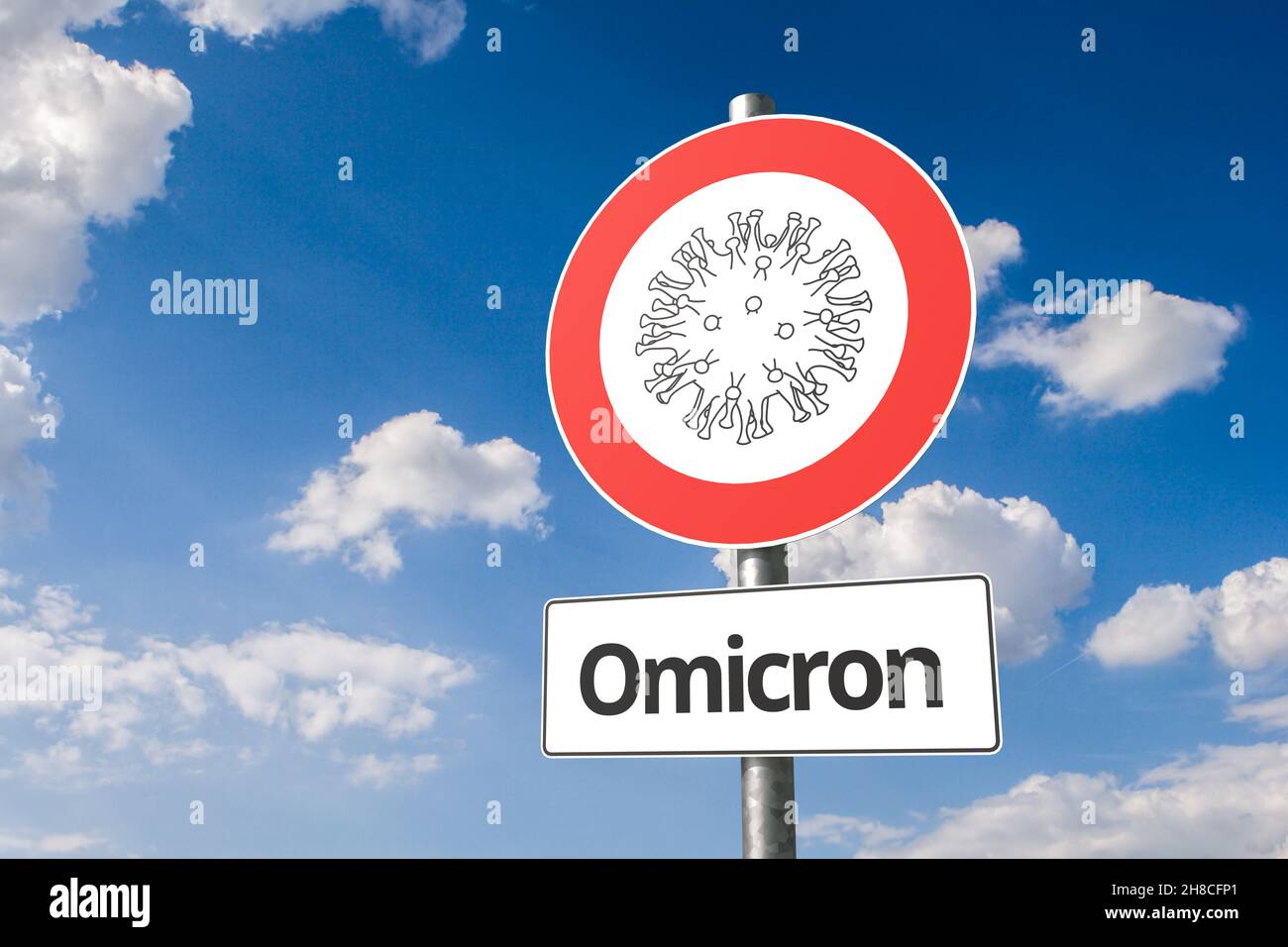 Nuova mutazione del virus della corona denominata 'omicron' B.1.1.529: Virus della corona - immagine schematica di un virus su un segno di non ingresso con il testo 'Omicron' qui sotto Foto Stock