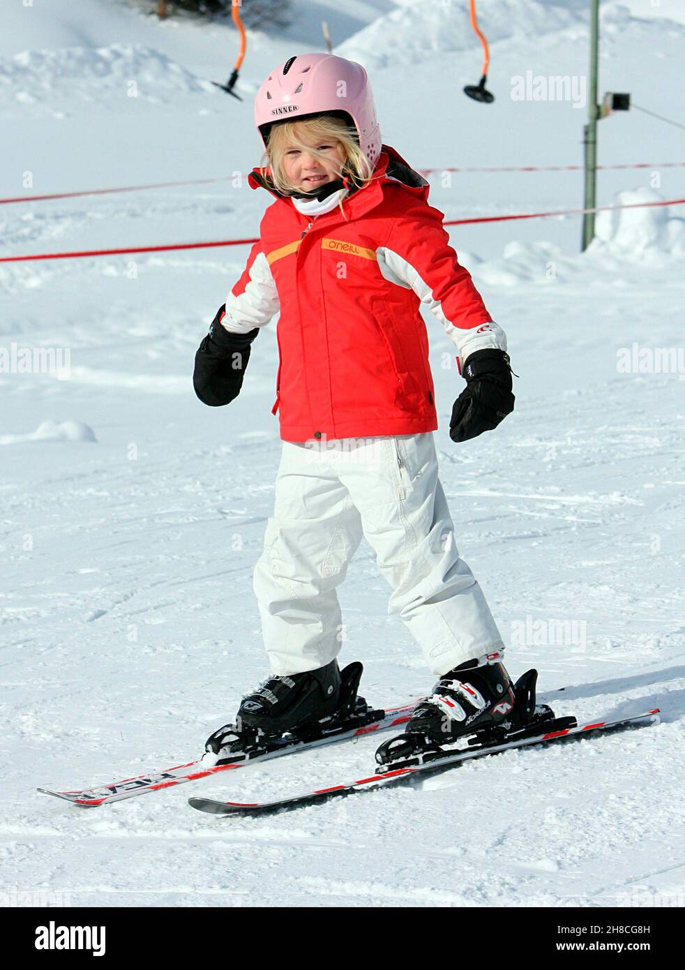 Kind Kinder Tochter Toechter Prinzessin Amalia von Holland, der Niederlande, der Niederlande Inverno Schnee Urlaub Wintersport Familie Skianzug Ski Skifahren Skihelm *** Local Caption *** 00217539 Foto Stock