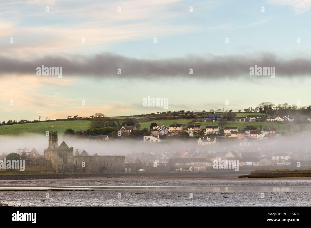 Timoleague, West Cork, Irlanda. 29 novembre 2021. Timoleague e l'Abbazia di Timoleague sorgono dalla nebbia mattutina come preludio di una giornata soleggiata e mite. Il pomeriggio sarà asciutto con incantesimi di sole con altipiani da 8 a 11C. Credit: AG News/Alamy Live News Foto Stock