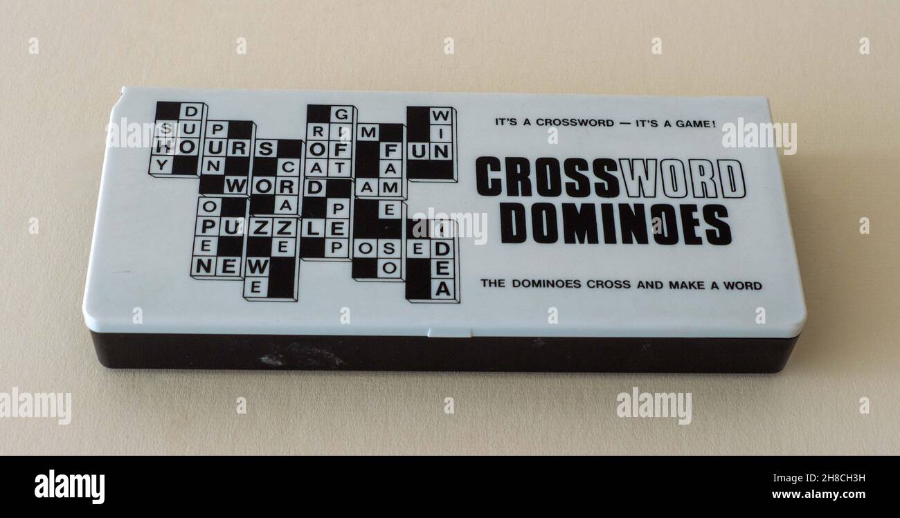 Dominoes Crossword gioco per giocare a casa o in viaggio Foto Stock