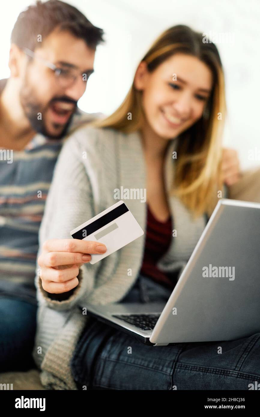 shopping online coppia laptop carta di credito acquisto felice Foto Stock