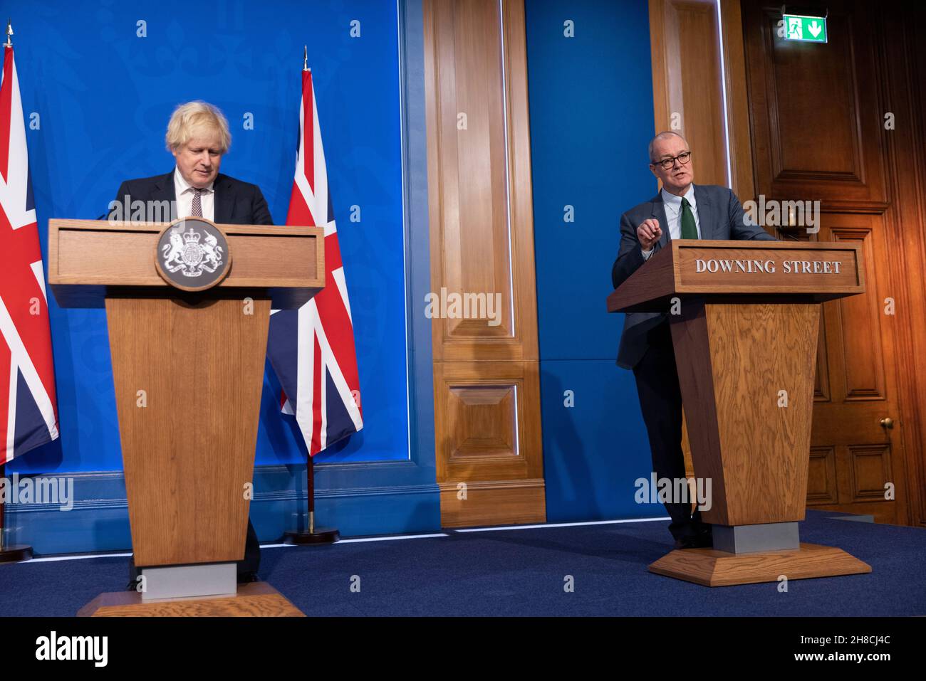 Il primo ministro britannico Boris Johnson consegna la COVID-19 Press Conference esortando le persone ad ottenere i loro booster jab, Downing Street, Londra, Regno Unito Foto Stock
