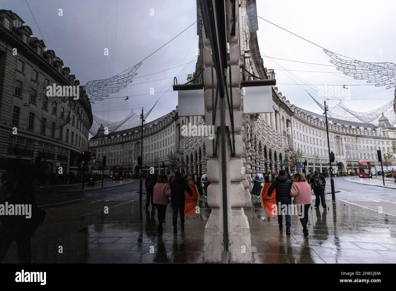 Gli amanti dello shopping natalizio su Regent Street in un giorno d'inverno grigio, mentre la variante Omicron aumenta in tutto il Regno Unito prima di Natale, Londra, Regno Unito Foto Stock