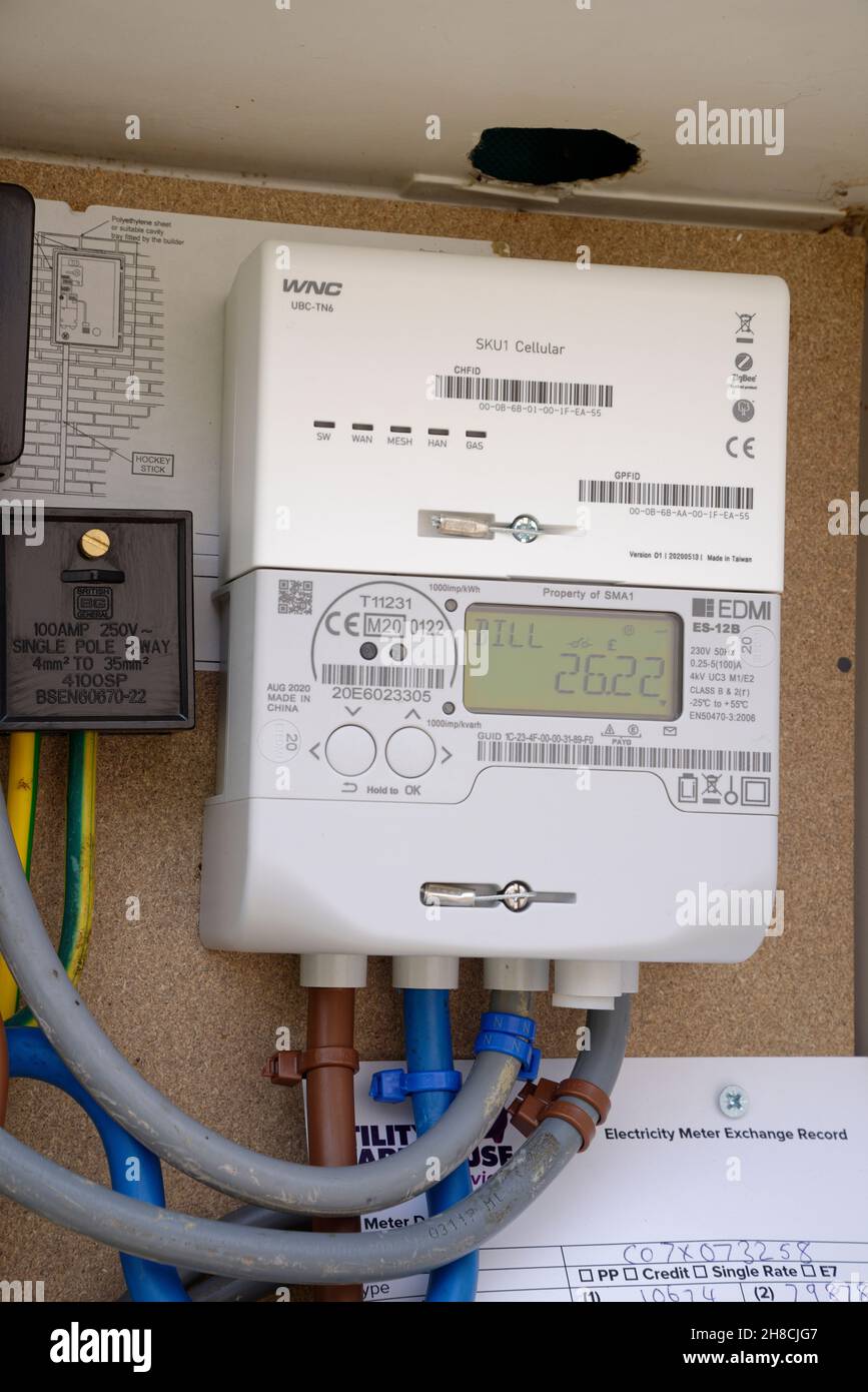 Misuratore intelligente in cabinet per esterni. Un piccolo schermo LCD che mostra l'elettricità utilizzata. È possibile impostare un budget giornaliero e vedere chiaramente l'utilizzo. Foto Stock