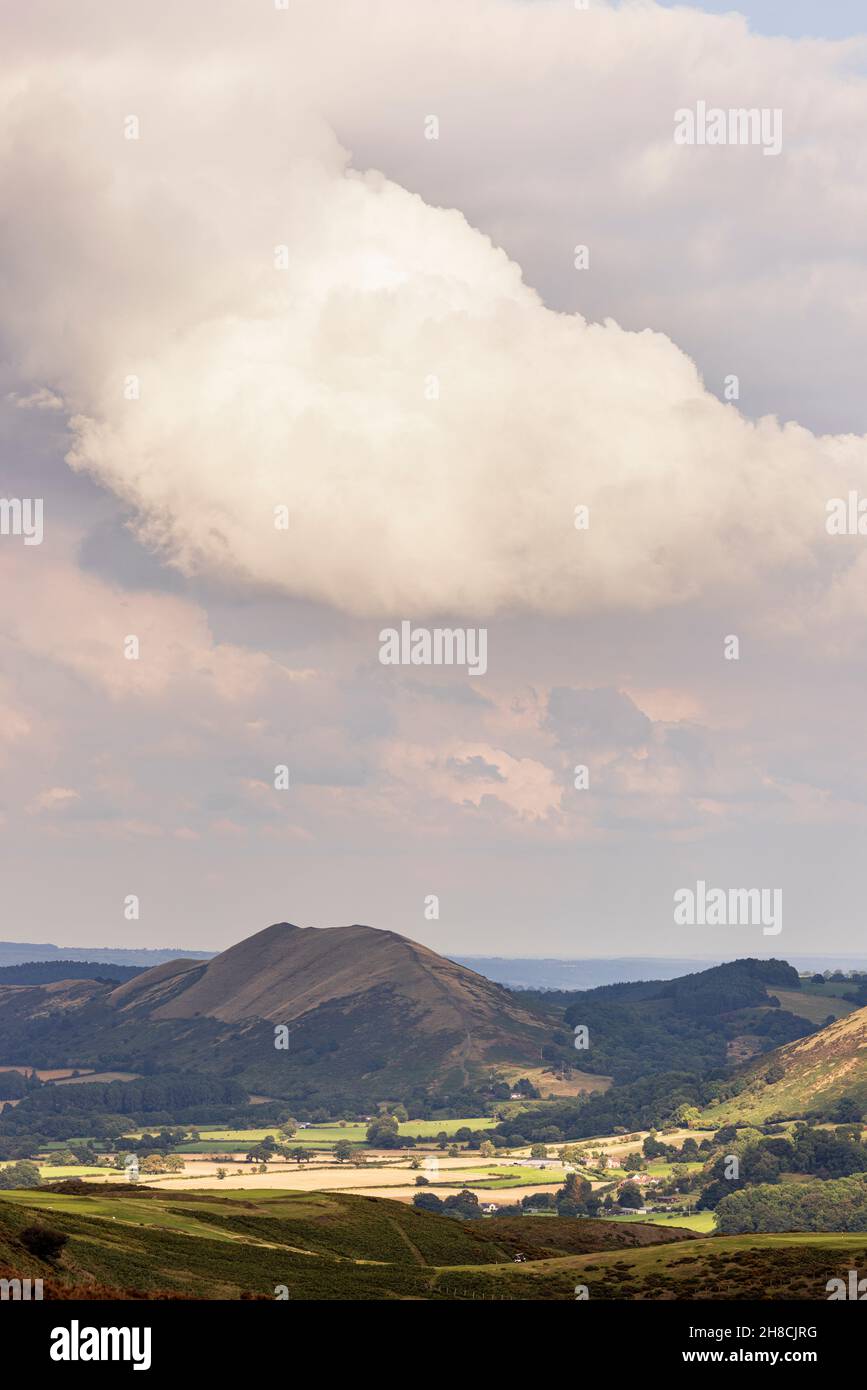 La luce della sera e le nuvole sopra la vista di Mill Valley carding da Long Mynd Bur, area di bellezza naturale, Shropshire, Inghilterra Foto Stock