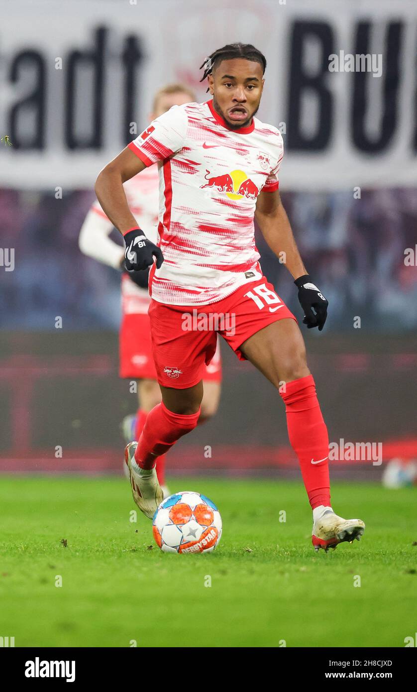 Lipsia, Germania. 28 novembre 2021. Calcio: Bundesliga, Matchday 13, RB Leipzig - Bayer Leverkusen alla Red Bull Arena. Il giocatore di Lipsia Christopher Nkunku sul pallone. Credit: Jan Woitas/dpa-Zentralbild/dpa/Alamy Live News Foto Stock