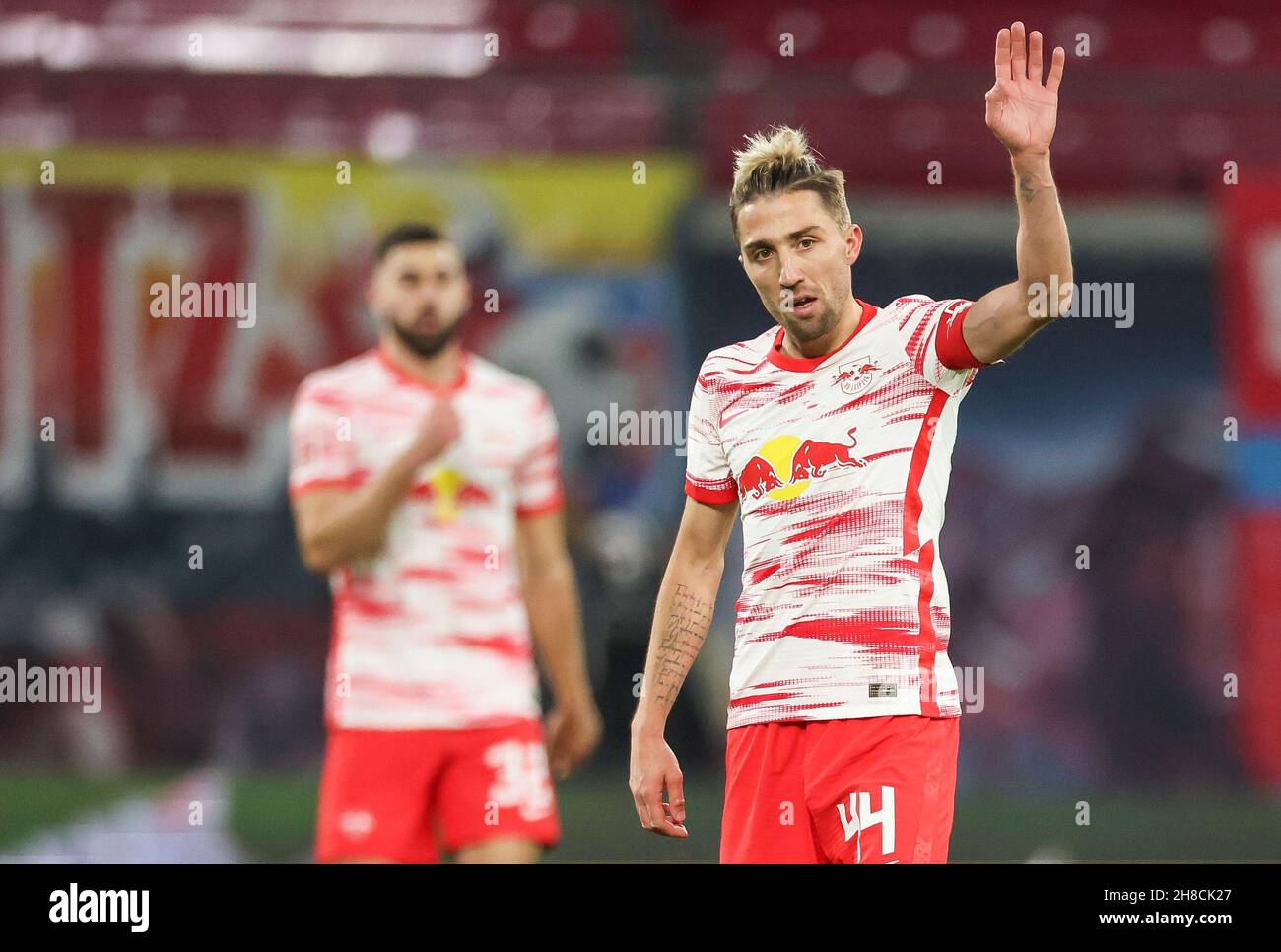 Lipsia, Germania. 28 novembre 2021. Calcio: Bundesliga, Matchday 13, RB Leipzig - Bayer Leverkusen alla Red Bull Arena. Il giocatore di Lipsia Kevin Kampl Waves. Credit: Jan Woitas/dpa-Zentralbild/dpa/Alamy Live News Foto Stock