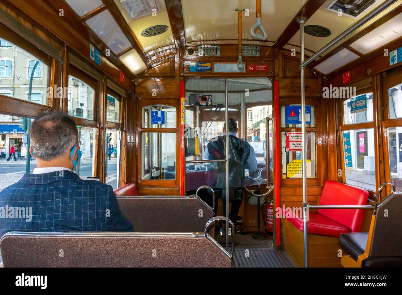 Lisbona, Portogallo, uomini seduti all'interno, funivia storica, Tramway Interiors, carrello vintage Foto Stock