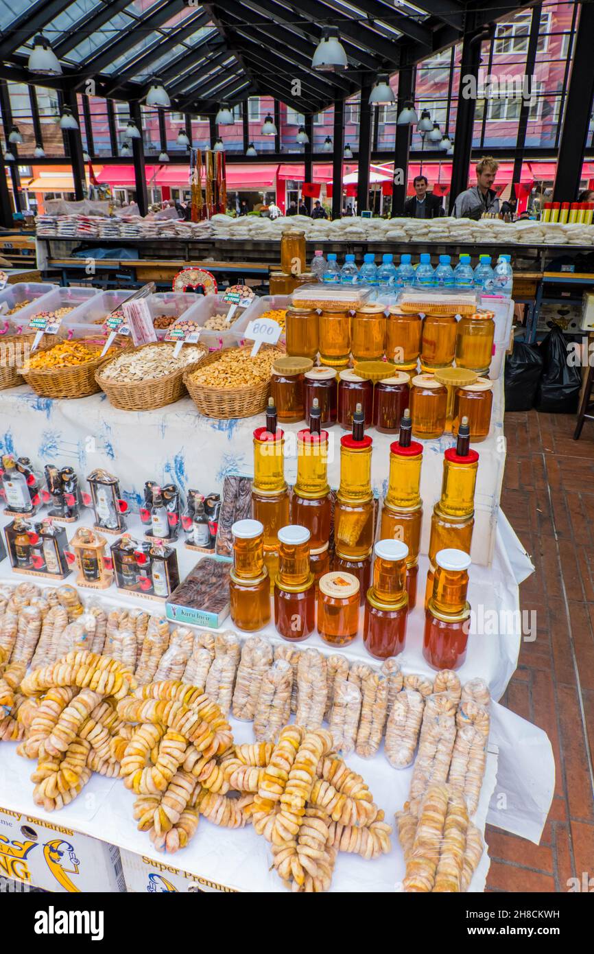 Miele, fichi, altri prodotti locali, Pazar Meydanı, Pazari i Ri, Nuovo bazar, Tirana, Albania Foto Stock