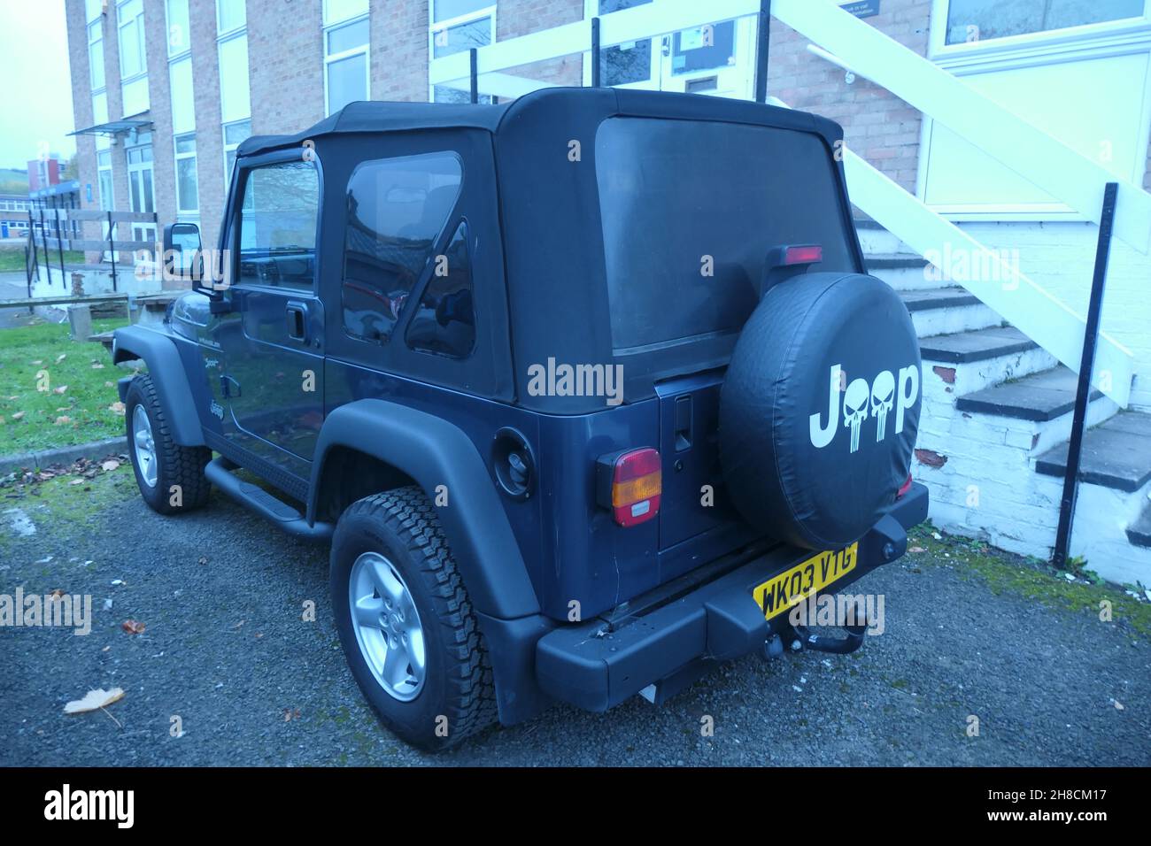 Jeep in Daventry Northamptonshire Regno Unito vecchio stile tipo morbido tetto nero grigio vernice auto segni arte grandi ruote passaruota archi gradini ala Foto Stock