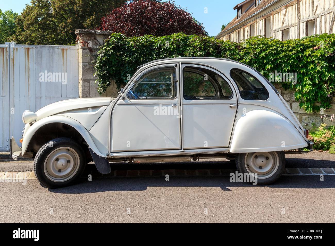 GIBERNY, FRANCIA - AUGURST 31, 2019: Questa è una vecchia auto Citroen 2 CB, la leggenda dell'industria automobilistica francese. Foto Stock
