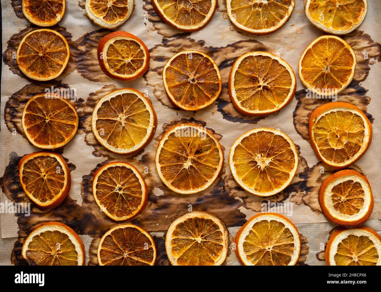 Arance secche con vista dall'alto. Sfondo di arance naturali essiccate su  carta da forno. Il concetto di preparazione per la vacanza, decorazioni  natalizie Foto stock - Alamy