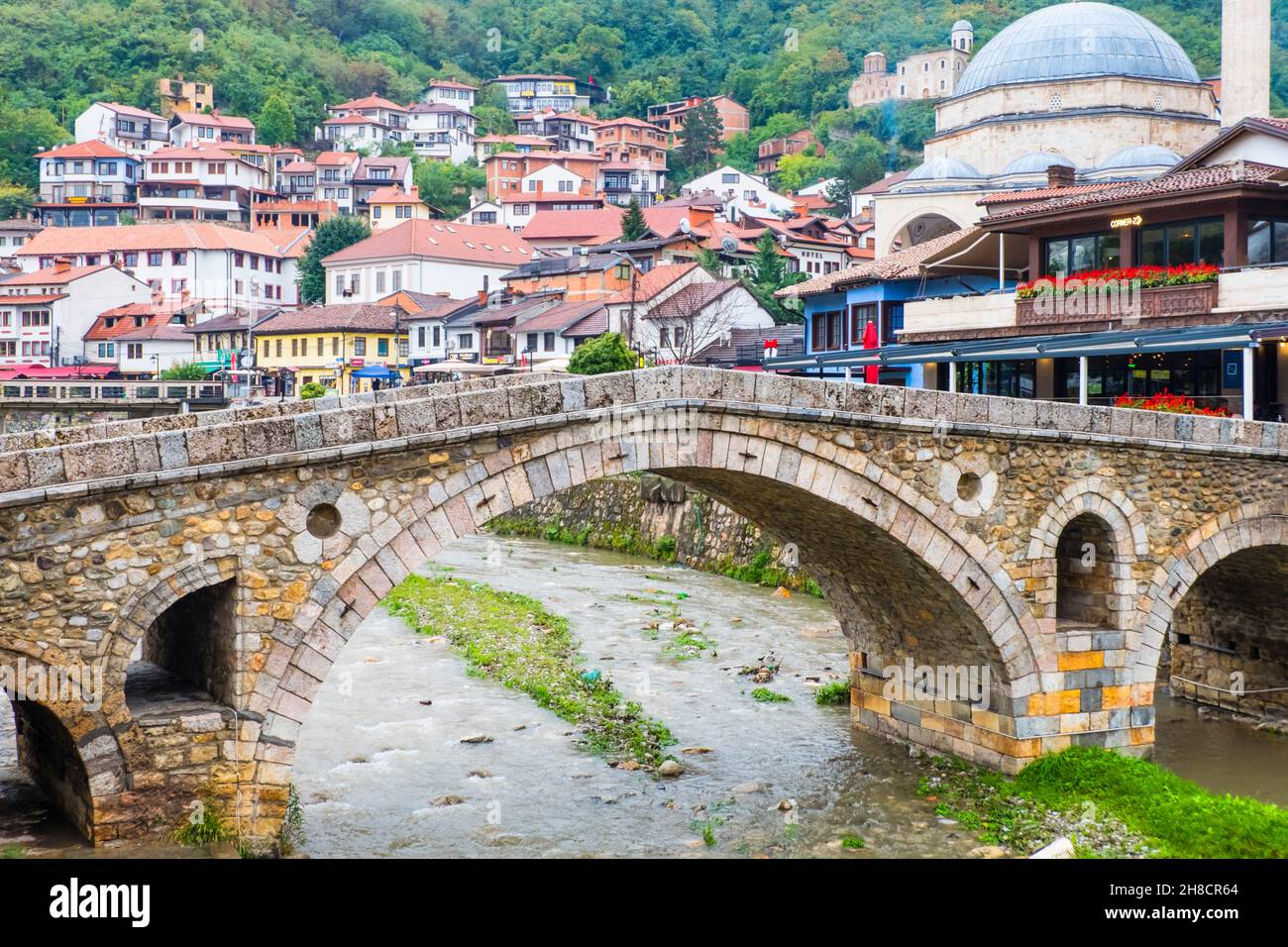 URA e Gurit, vecchio ponte di pietra, Prizren, Kosovo Foto Stock
