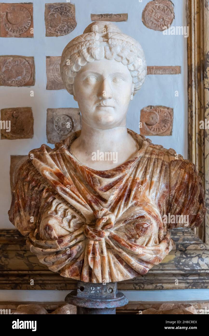Primo piano su un antico busto di marmo che rappresenta una signora romana anziana Foto Stock