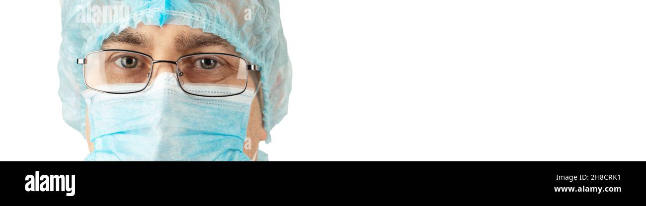Maschio caucasico medico lavoratore guardando dritto in maschera protettiva testa ritratto closeup su sfondo bianco banner mockup Foto Stock