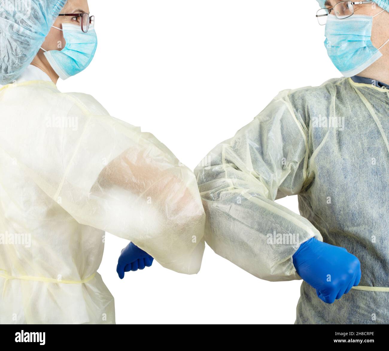 I colleghi medici maschili e femminili si salutano a vicenda con un gomito per evitare la diffusione o la contaminazione del virus. Sfondo bianco Foto Stock