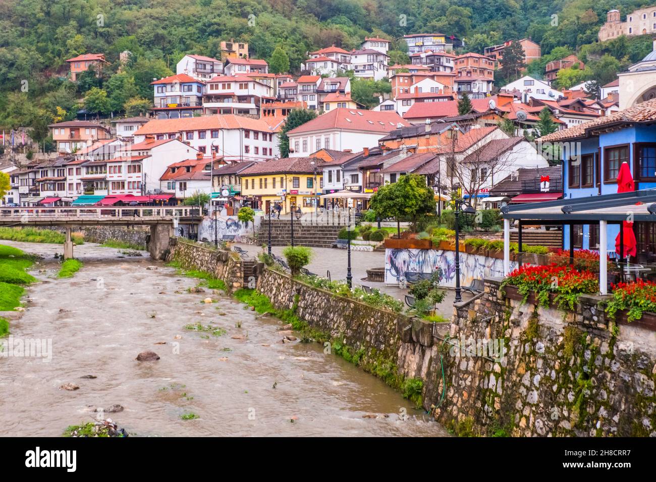 Vista sul fiume Bistrica, città vecchia, Prizren, Kosovo Foto Stock