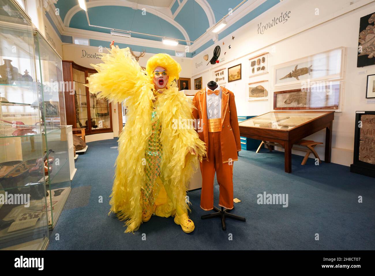 La stella inglese Ginny Lemon, la drag Race di RuPaul, dona il proprio costume "Regina della propria città di Hometown" ai musei Worcestershire presso il Worcester City Art Gallery and Museum. Il costume. Indossato da Ginny su drag Race, celebra due delle esportazioni più famose di Worcester - esecutore di sala di musica vittoriana e sosia maschile Vesta Tilley e Worcestershire Sauce. Data foto: Lunedì 29 novembre 2021. Foto Stock