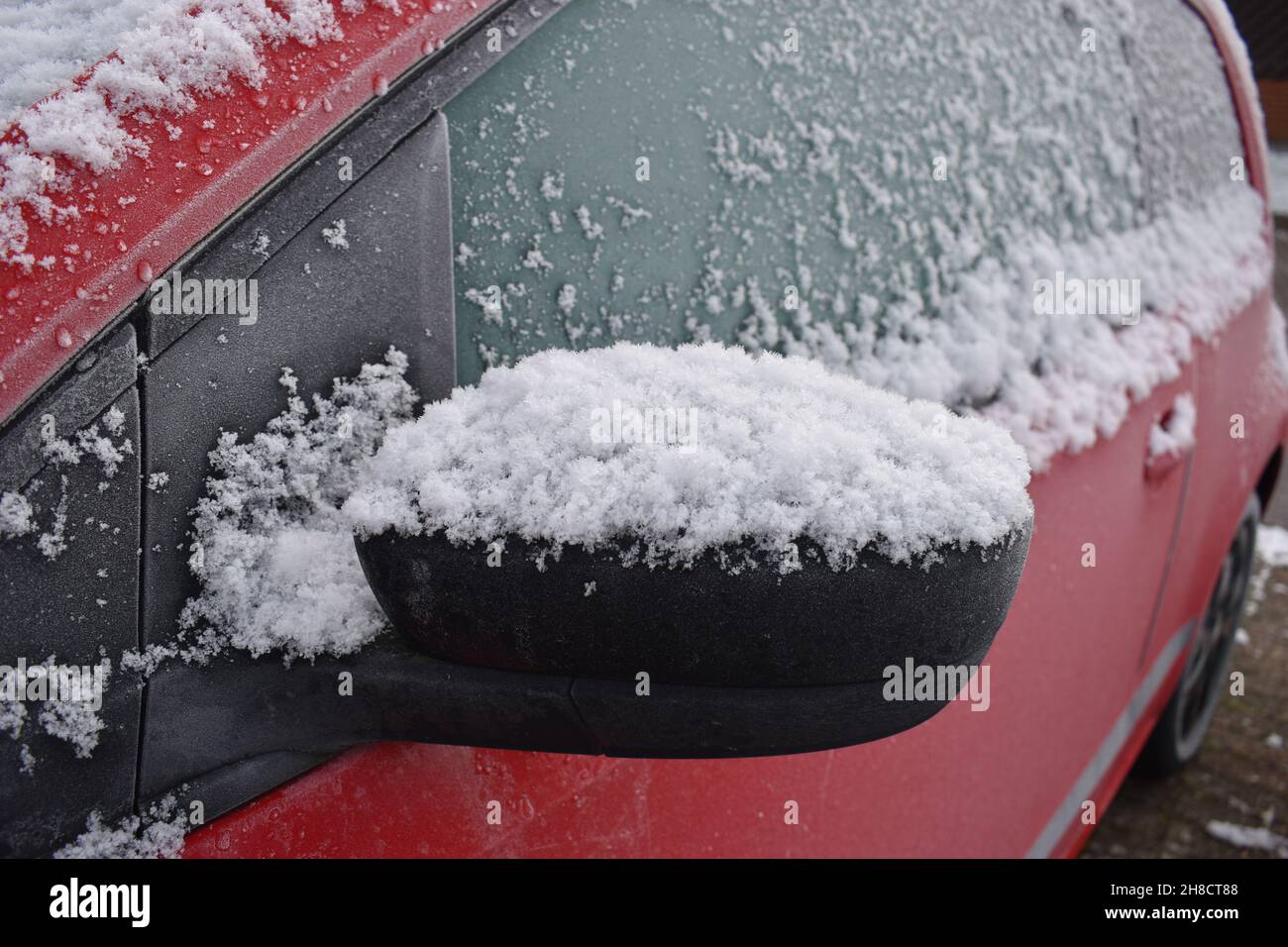 Ghiaccio e neve sul lato di un'auto. Foto Stock