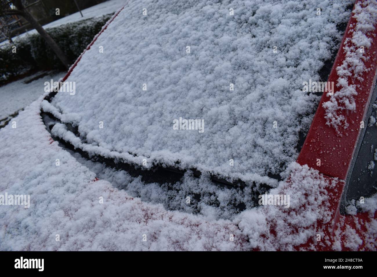 Neve sul parabrezza di un'auto. Foto Stock