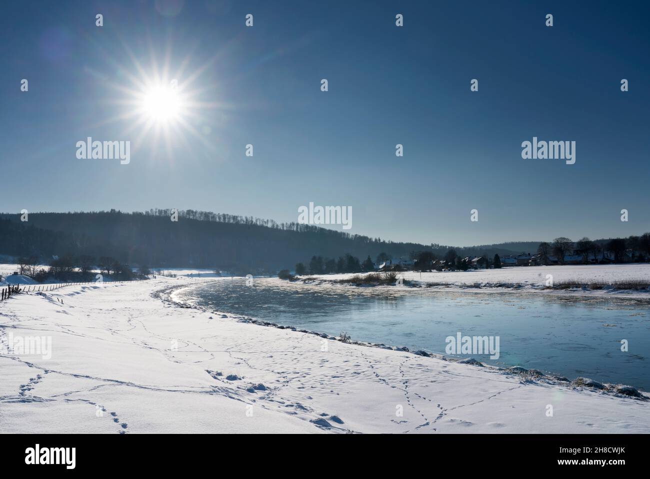 Fiume Weser nei pressi di Gewissensenruh, Wesertal, Weser Uplands, Weserbergland, Hesse, Germania Foto Stock